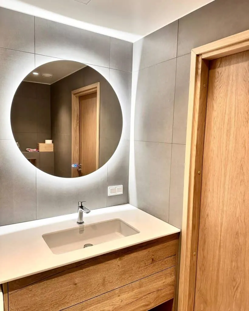 LED-peegel vannitoas – eritellimusel valmistatud peegel Valguskate.ee